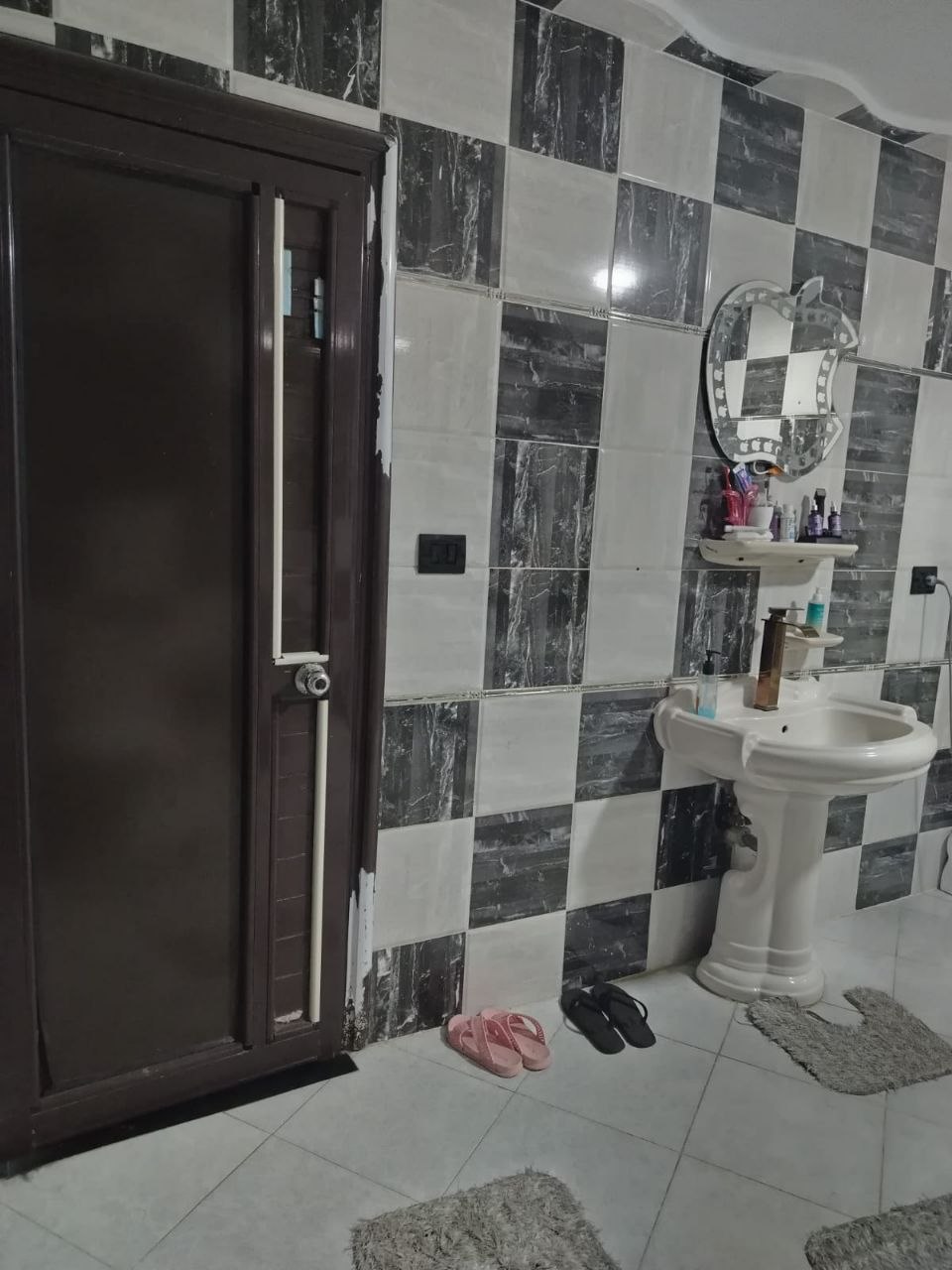 شقه لقطه للبيع في العجمي بيطاش لهواه المساحات الكبيره   