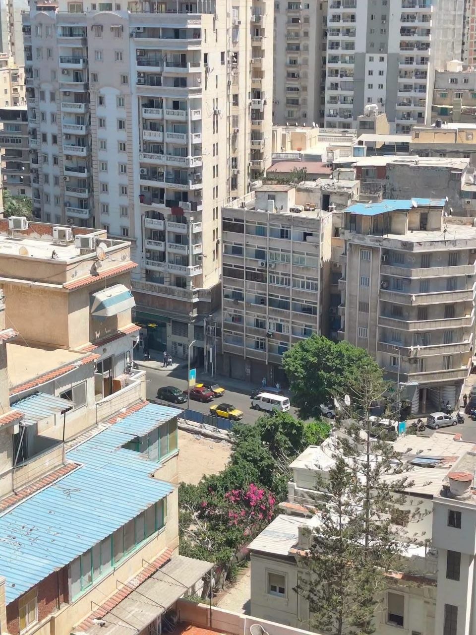 شقه فاخره بمساحة كبيرة وتقسيم ممتاز فى ثروت 