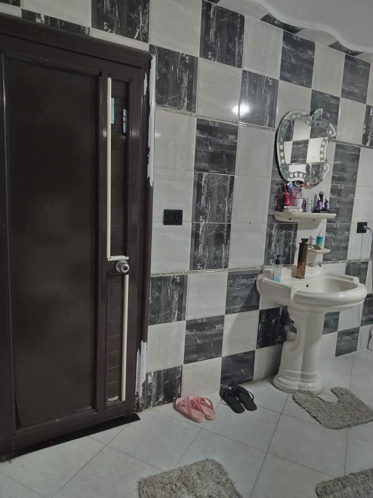 شقة فاخرة بالبيطاش بمساحه مميزة  