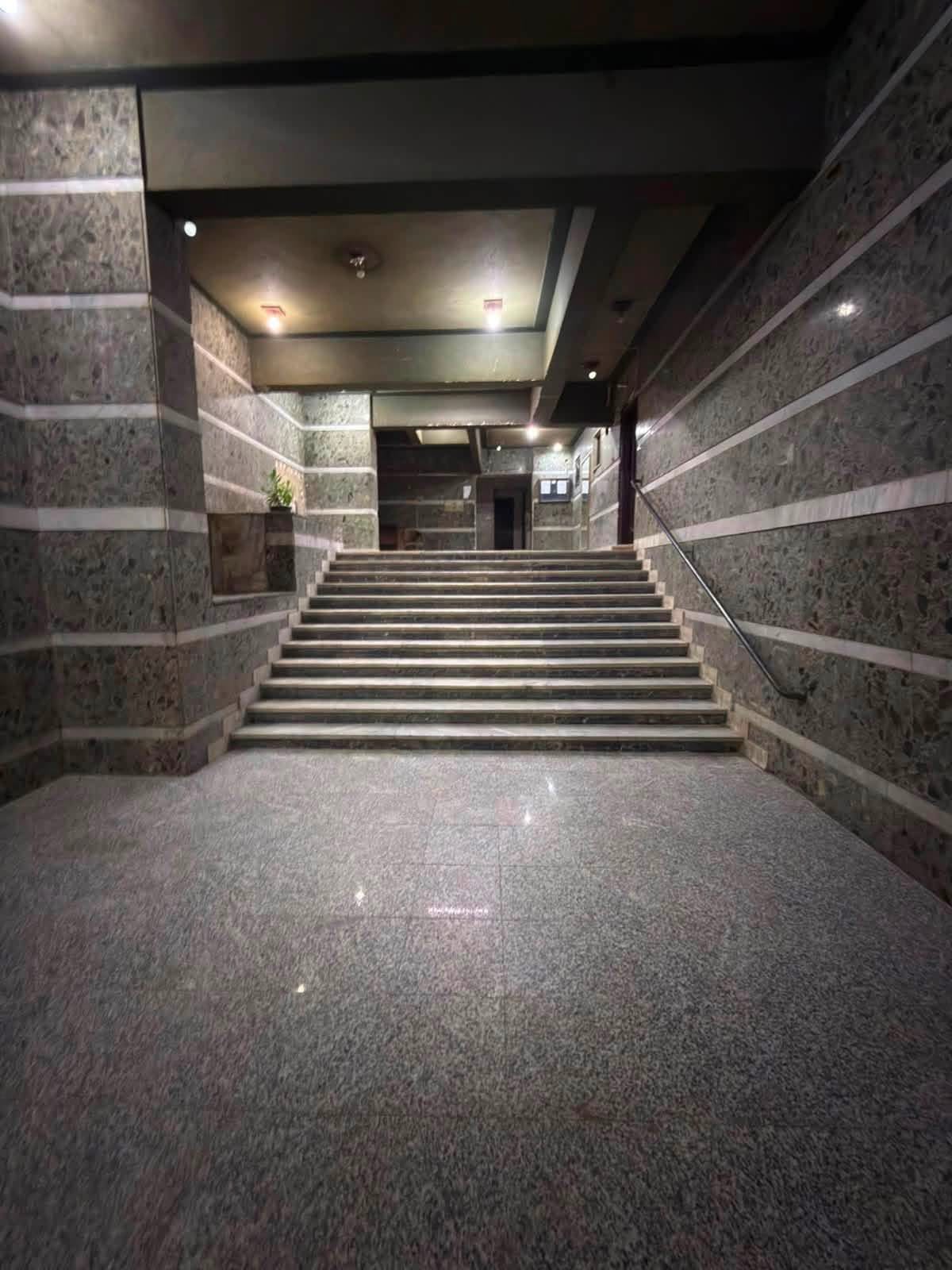 شقة للبيع بالمهندسين تفرعات ميدان لبنان خطوات من فرحان الكبابجي  تصلح سكن أو اداري (عيادة-مكتب) لوكيشن حيوي جدا بجوار جميع الخدمات