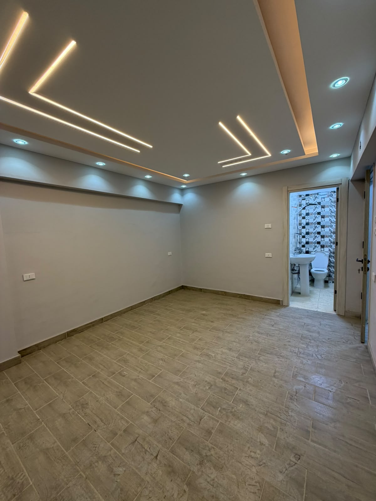 اللوكيشن المميز: اسراء المهندسين- تفرعات ميدان لبنان  قلب المهندسين الراقي ، موقع مميز وحيوي جدا، واستثمار بتتاجر بسعر ممتاز