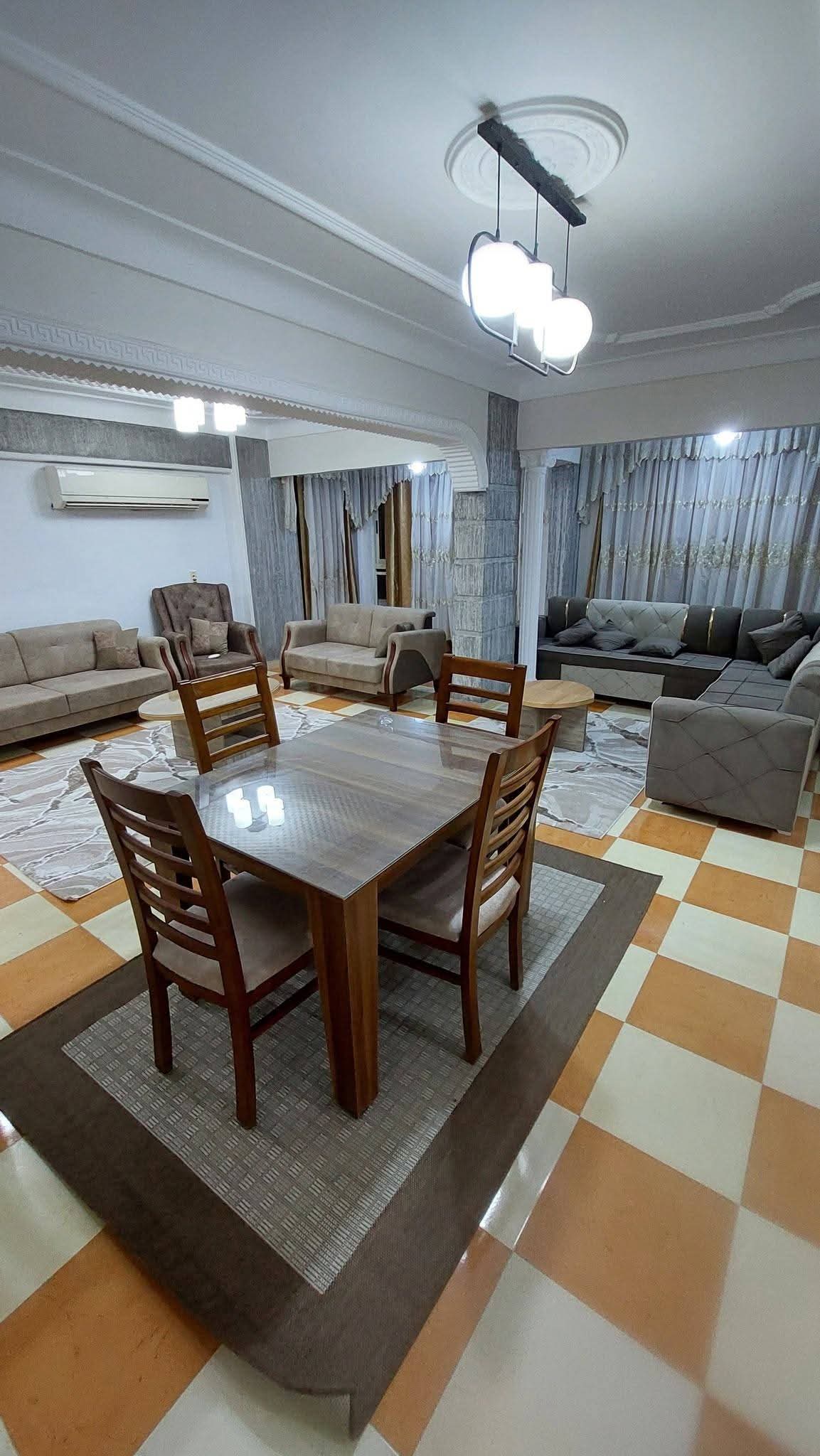 فرصة شقتين في شقة سكن عائلي