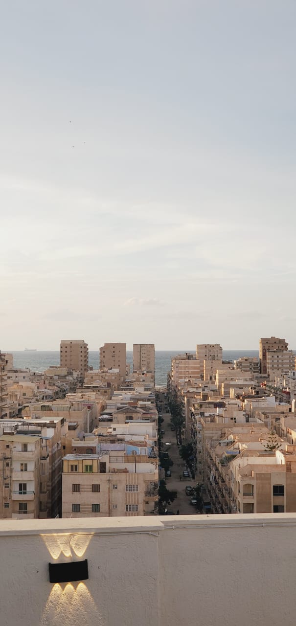 روف بالسطح للبيع في العجمي لهوات المساحات الكبيره