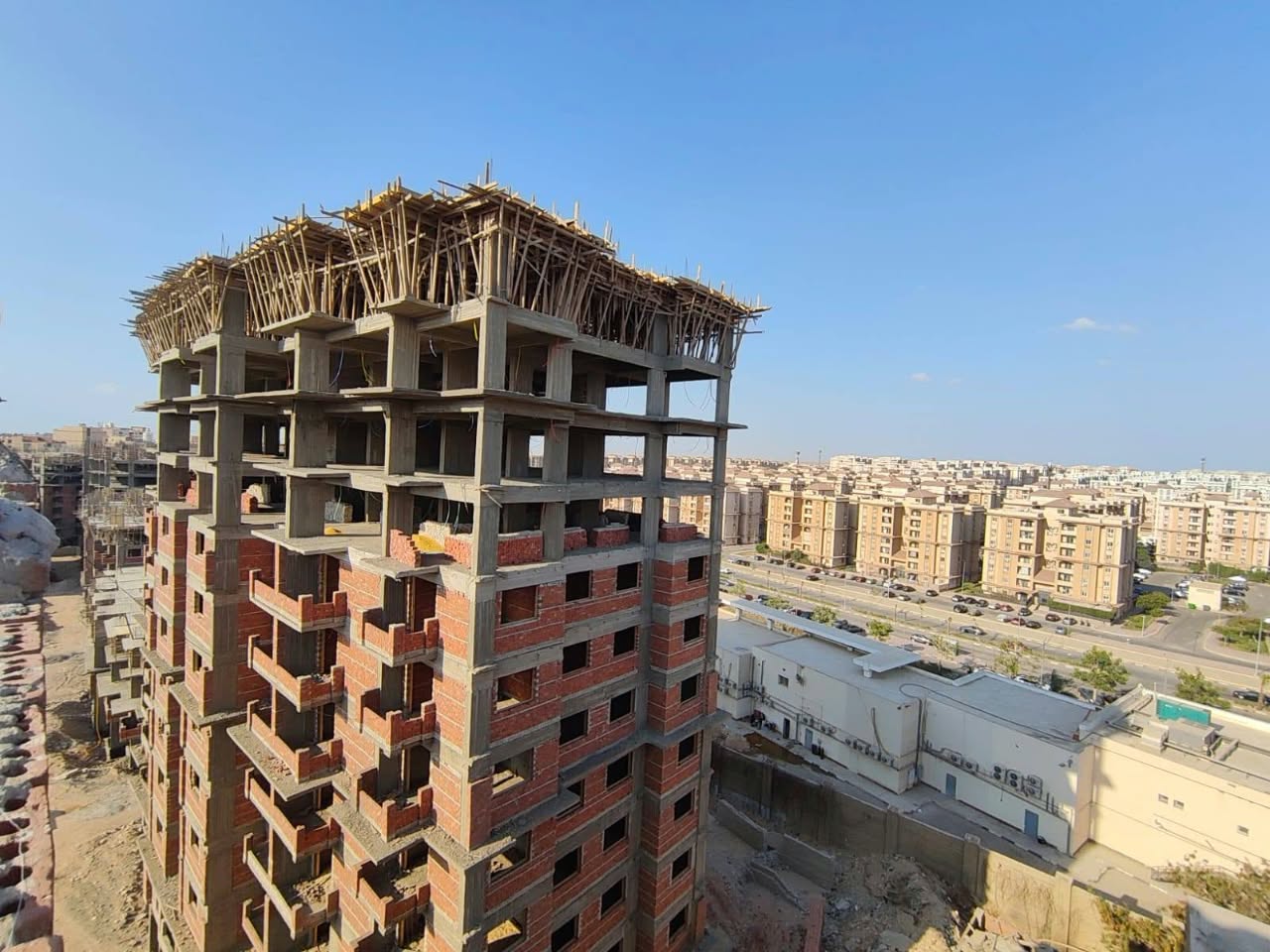 شقتك بجوار جاردينيا سيتي بمقدم 600 ألف فقط!