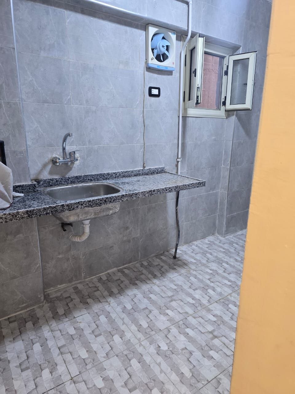 فرصه لقطه لعريس في ش مسجد الرحمة 