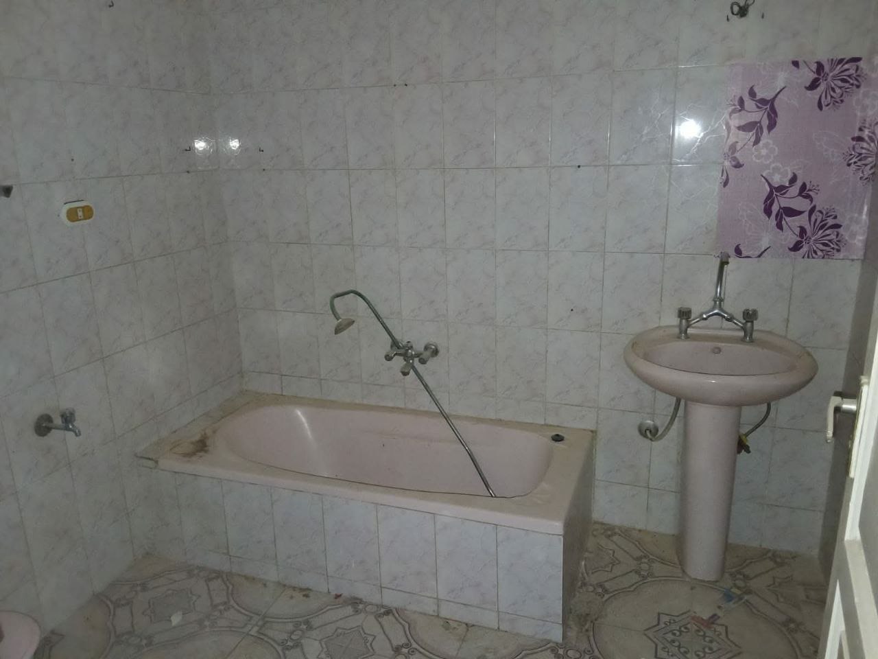 شقه بشارع الحي 