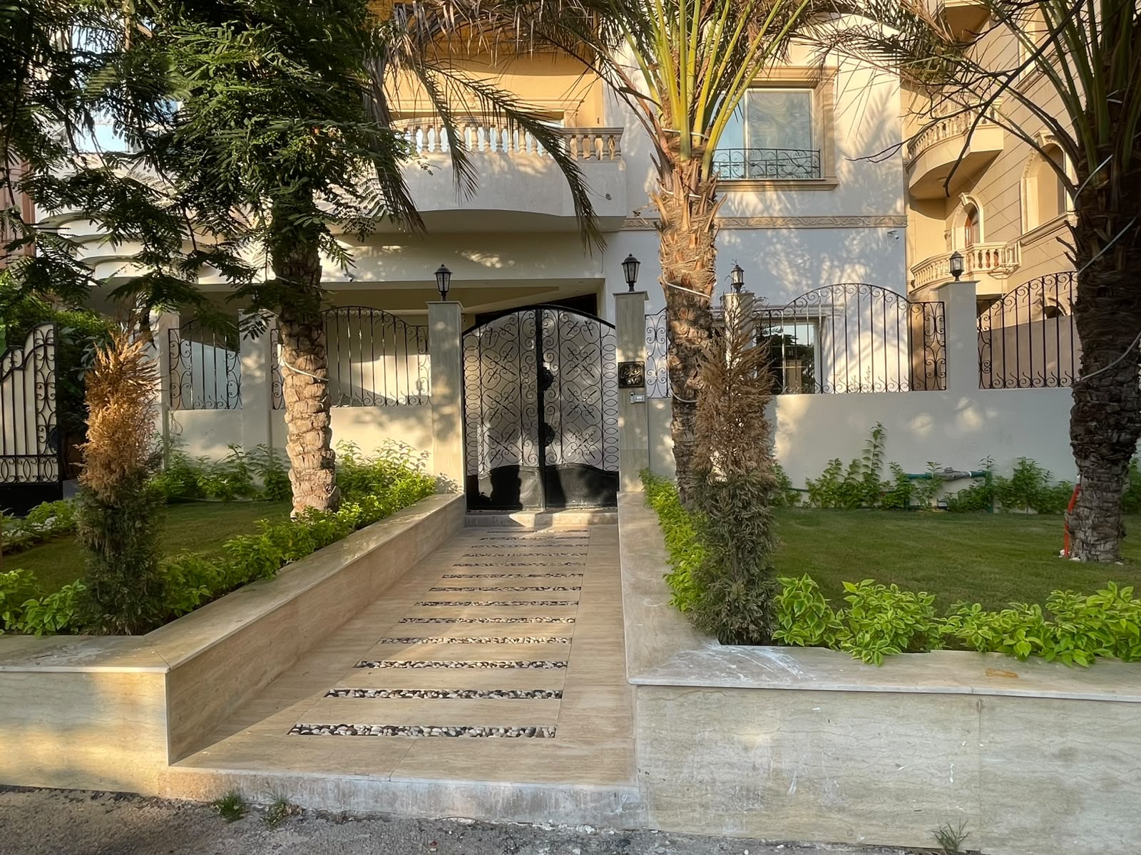 شقه غرب الجولف نفسه لأصحاب المساحات الكبيره 