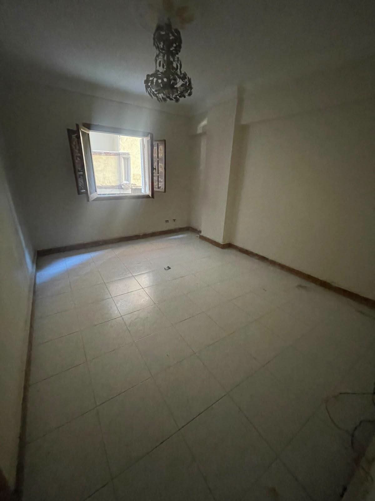 🔥 فرصة مميزة للراحة والسكن الراقي في العجمي البيطاش.. (الدور الأول العلوي) 🏢✨