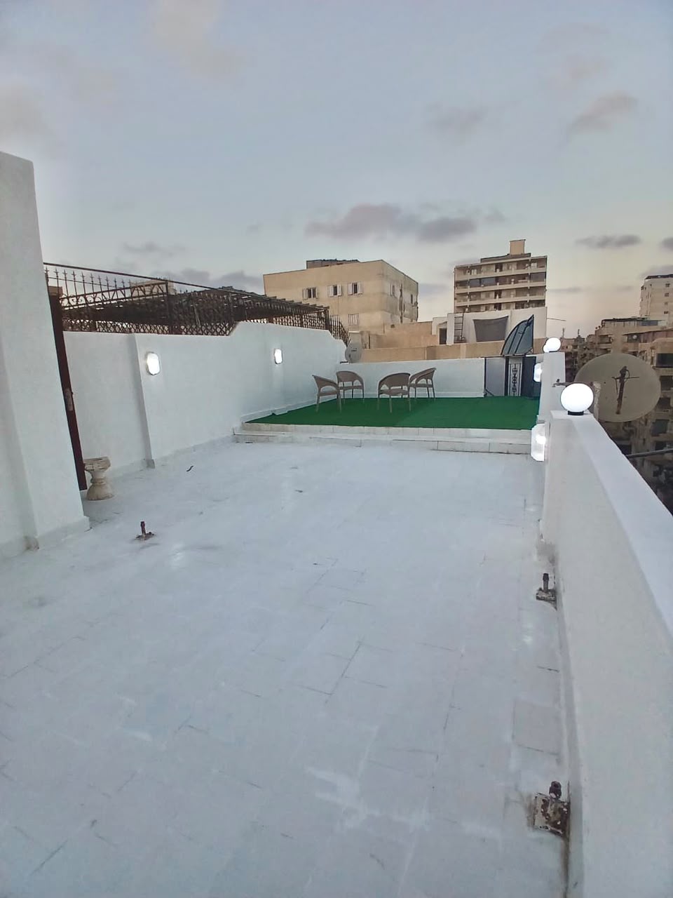 شقه بالروف للبيع في العجمي شاطئ النخيل(74)