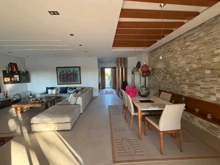فيلا للبيع في هاسيندا باي   على اللاجون مساحة الأرض: ١,٥٠٠ متر  مساحة المباني: ٦٠٠ متر ٨ غرف ماستر  غرفتان للسائق و الناني  تراس كبير حمام سباحة  جراج يسع لسيارتين  ٢ مطبخ  موقع مميز مباشرة على اللاجون السعر 80 مليون   ايات الله ♥ 01110343967 بروكر سلمان