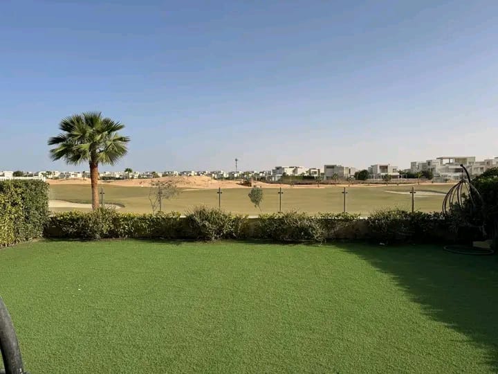 شاليه للبيع في ( هاسيندا باي ) شاليه بحديقة مستوى مرتفع  موقع مميز: الصف الأول مطل على ملعب الجولف المساحة المبنية: 222 متر  مساحة الحديقة: 250 متر  3 غرف نوم (منها غرفتان رئيسيتان/ماستر) 3 حمامات 🛀 غرفة مخصصة للخادمة أو السائق تشطيب كامل ومفروش بالكامل 