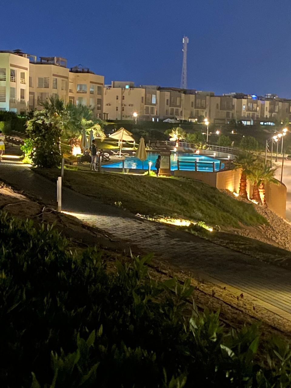 شاليه في امواج و عرضه للبيع ؛ شاليه ارضي ١٤٤ م٢  حديقة ١٥٠ م٢ ٣ نوم + ٢ حمام  فرش راقى و مميز  موقع مميز  زون N على ربوة عالية و فيو في غاية الاتساع مما يجذب الهواء  البارد طوال اليوم المطلوب 14 مليون  من المالك مباشرة  ايات الله ♥ المالك 