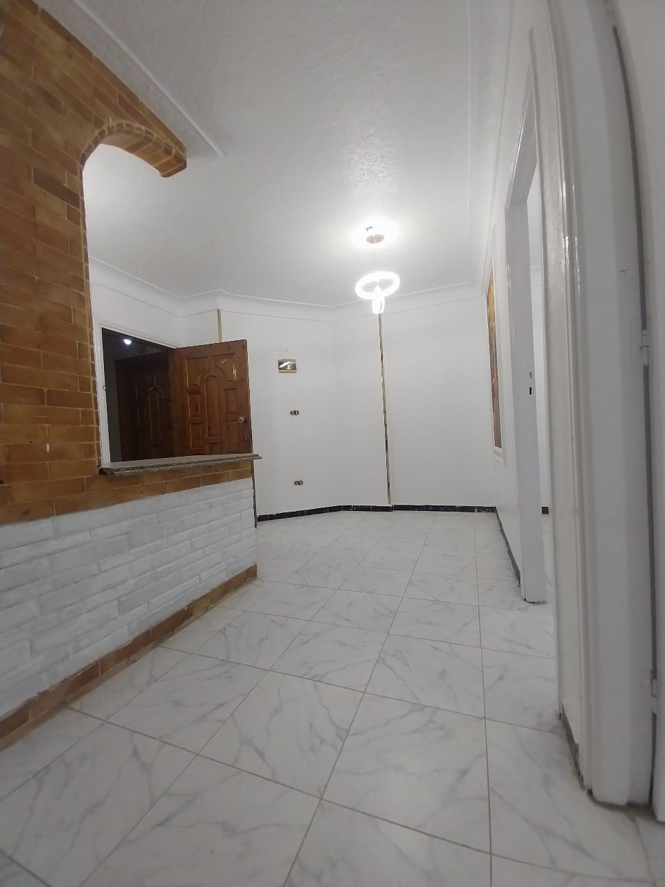 فرصة استثمارية أو سكنية بسعر لقطة! شقة مرخصة بالكامل في شاطئ النخيل (الكيلو 21) 🌊🏢✨