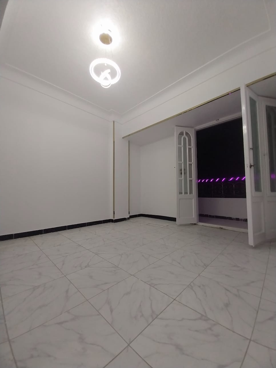 فرصة استثمارية أو سكنية بسعر لقطة! شقة مرخصة بالكامل في شاطئ النخيل (الكيلو 21) 🌊🏢✨