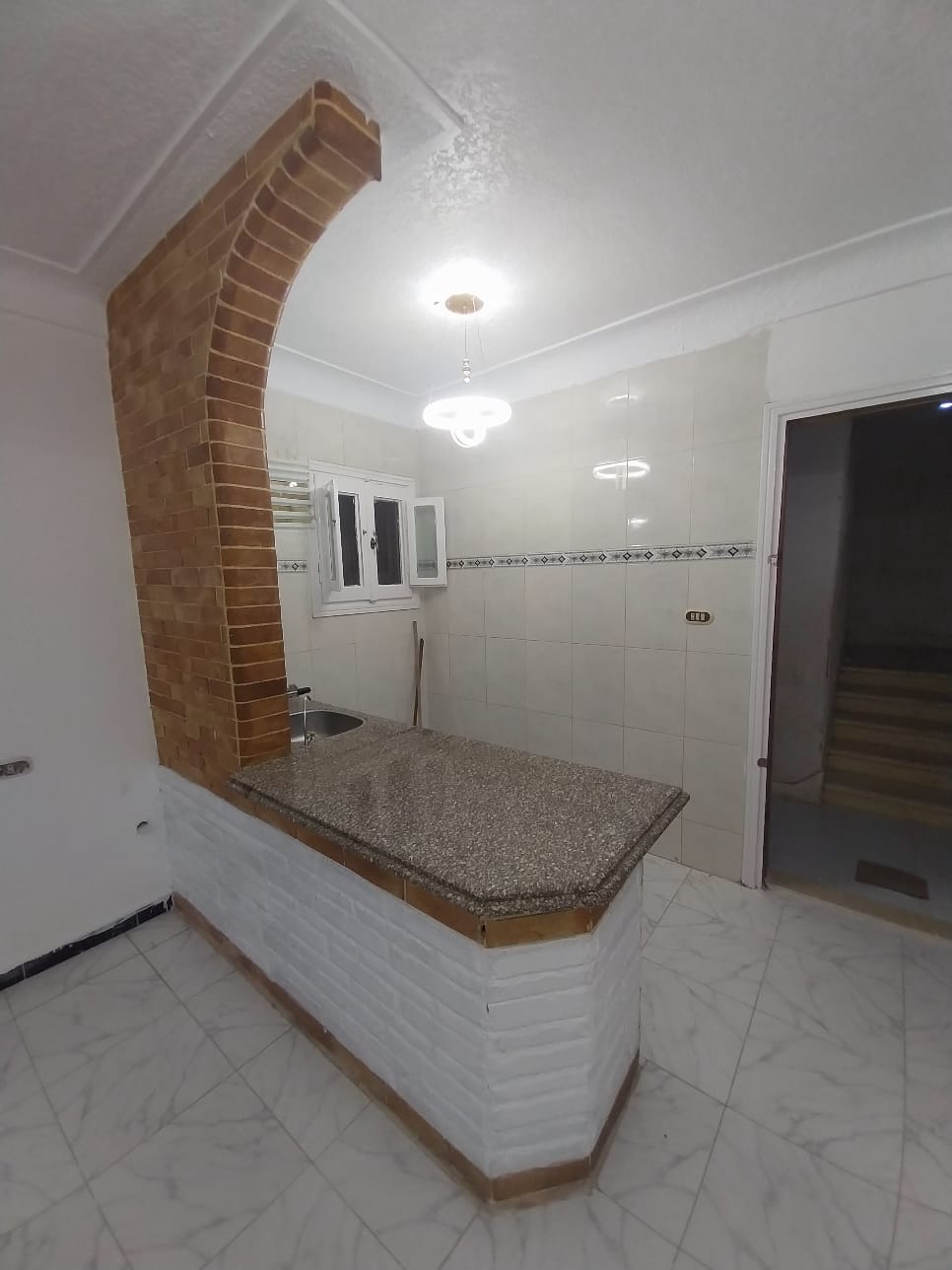 فرصة استثمارية أو سكنية بسعر لقطة! شقة مرخصة بالكامل في شاطئ النخيل (الكيلو 21) 🌊🏢✨