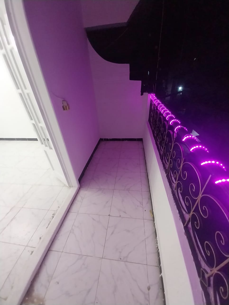 فرصة استثمارية أو سكنية بسعر لقطة! شقة مرخصة بالكامل في شاطئ النخيل (الكيلو 21) 🌊🏢✨