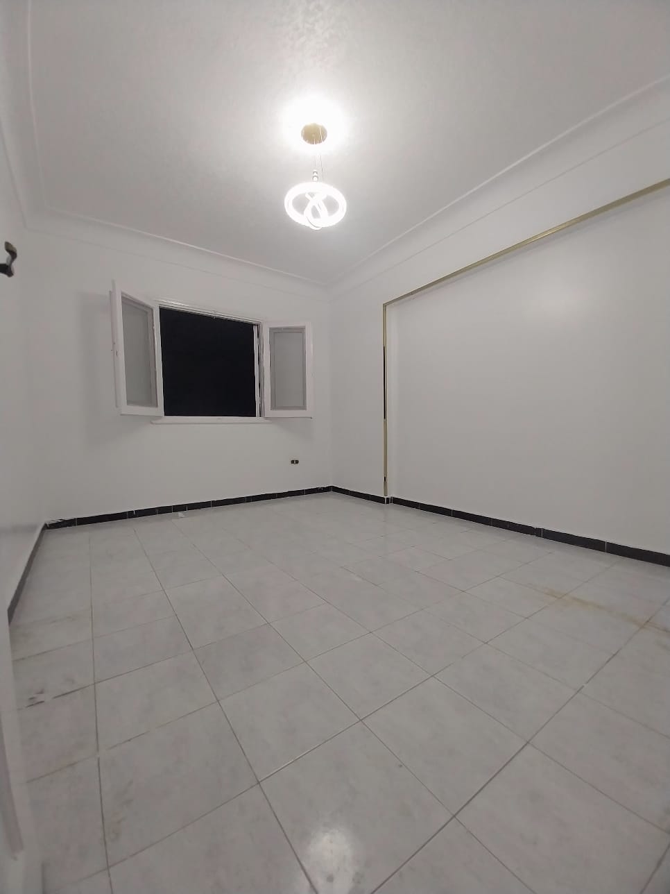 فرصة استثمارية أو سكنية بسعر لقطة! شقة مرخصة بالكامل في شاطئ النخيل (الكيلو 21) 🌊🏢✨