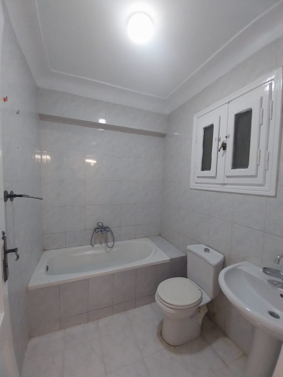 فرصة استثمارية أو سكنية بسعر لقطة! شقة مرخصة بالكامل في شاطئ النخيل (الكيلو 21) 🌊🏢✨