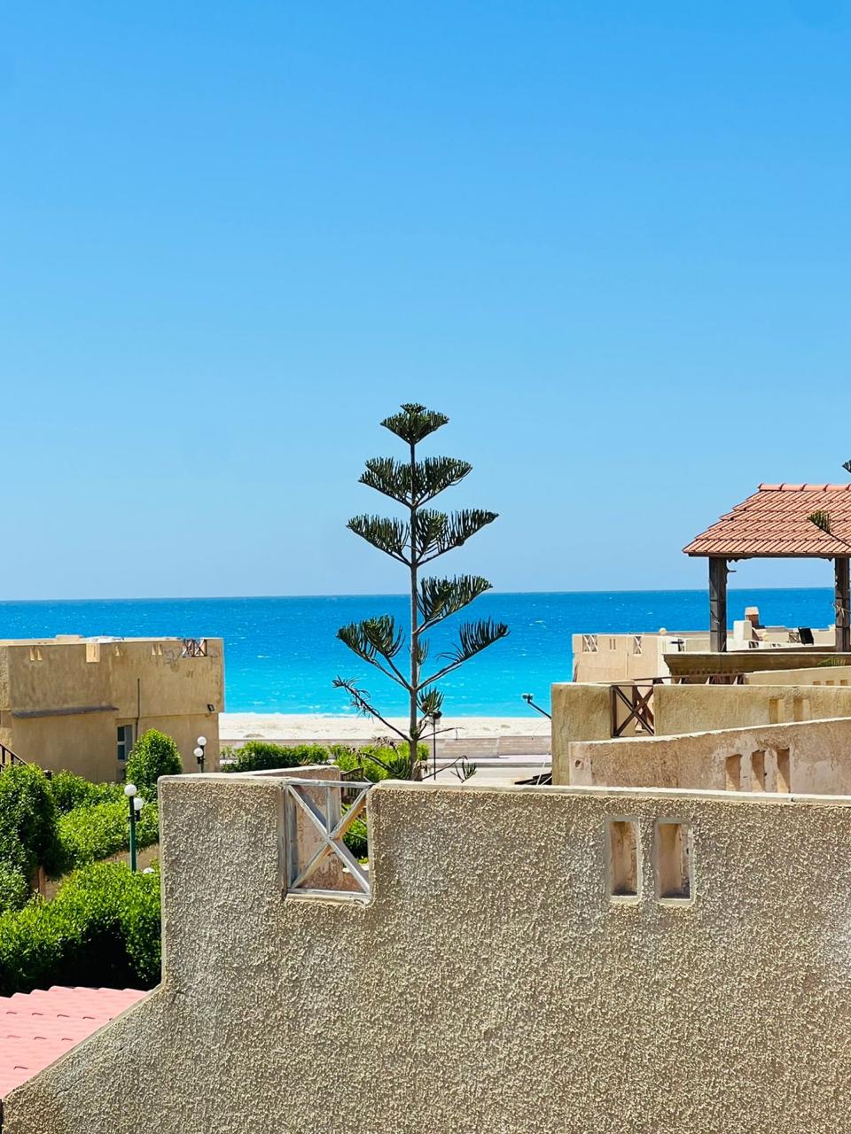 شاليه للبيع بقرية دعاء السماء – 3 غرف نوم وحديقتان وروف بإطلالة على البحر وحمام السباحة.
