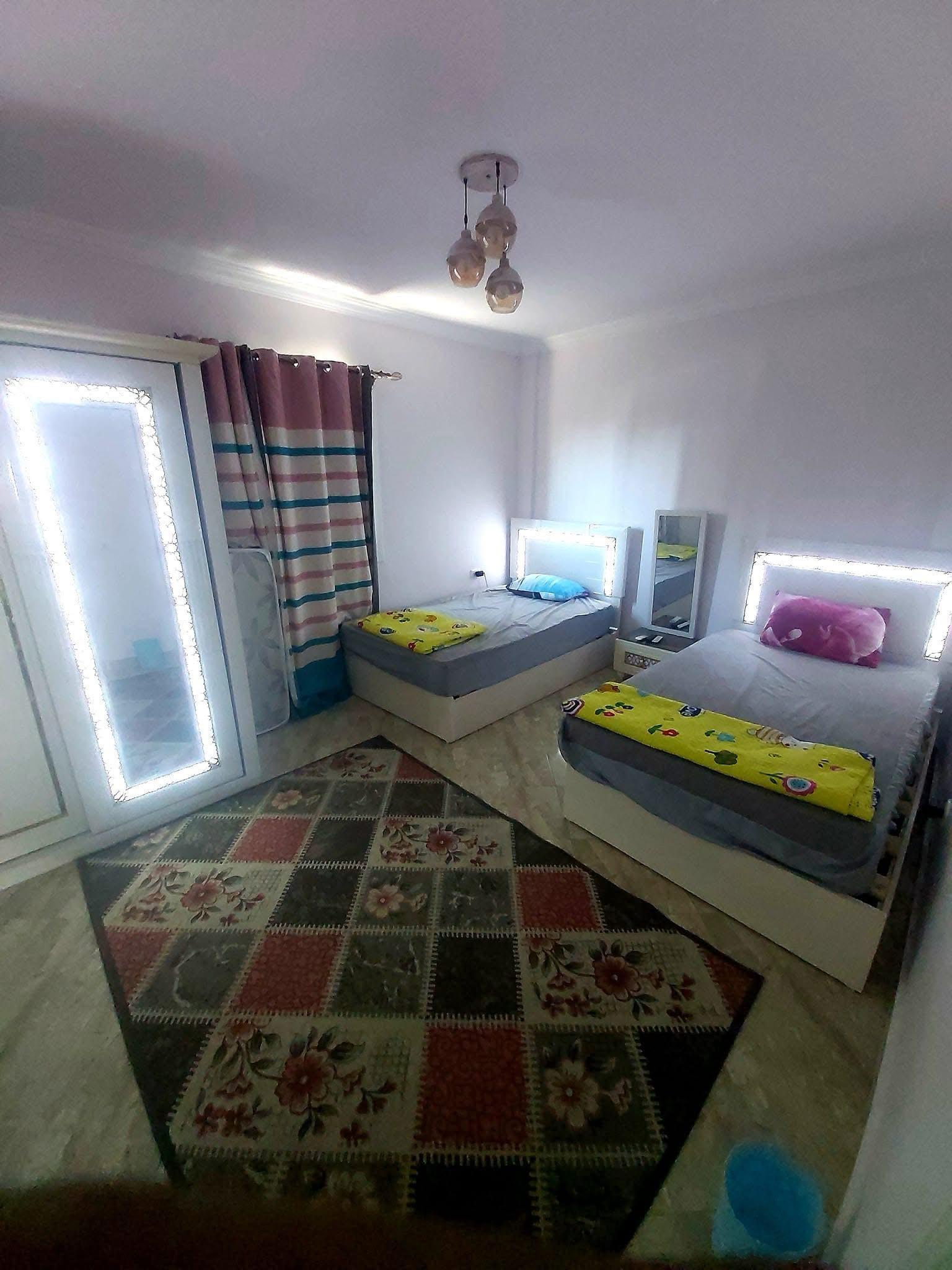 شاليه أرضي بجاردنين وإطلالة على حمام السباحة ✨ فرصة مميزة للسكن والاستجمام في الساحل الشمالي! 📍 الموقع: تقسيم ريجيل 🏖️ المرحلة: الأولى 📐 المساحة: 95 متر² 🛏️ التقسيم: غرفتان نوم 🌿 الدور: أرضي بحديقتين، أمامية وخلفية 🏊 الإطلالة: على حمام السباحة