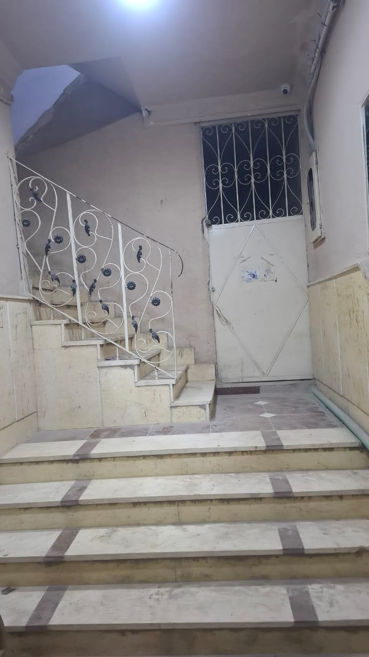 شقه في شارع إبراهيم العوامي شقه عريس العجمي لدواعي السفر  الاسكندريه   توضيب سوبر لوكس  المساحه ٨٥ متر عداد غاز قديم وعداد كهرباء قديم والمياه مجمع بس المقايسه مدفوعه الدور التاني الرسبشن قطعتين وغرفتين وطرقه توزيع التواصل واتس  المطبخ أمريكاني  الحمام كب