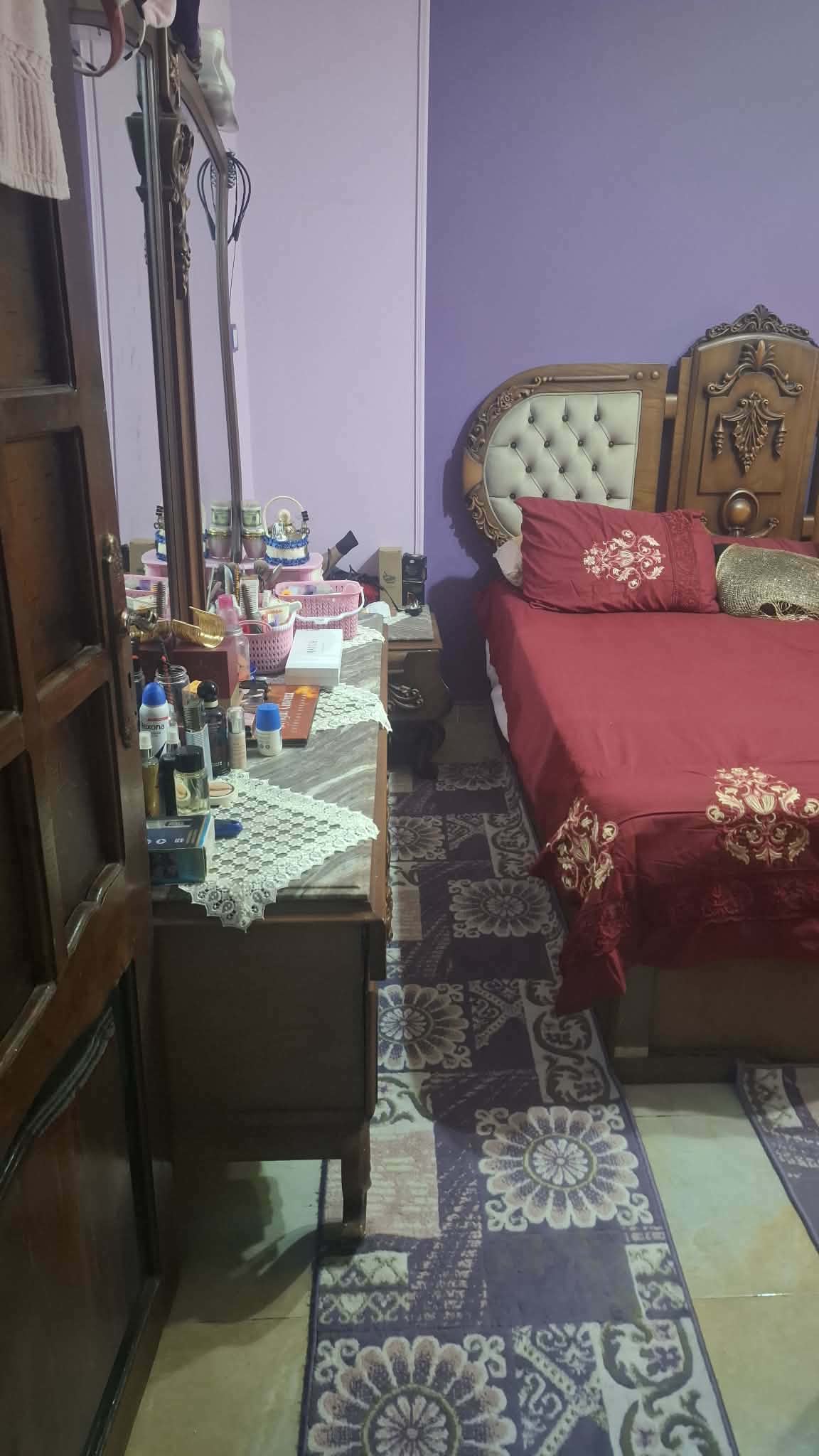 شقه في شارع إبراهيم العوامي شقه عريس العجمي لدواعي السفر  الاسكندريه   توضيب سوبر لوكس  المساحه ٨٥ متر عداد غاز قديم وعداد كهرباء قديم والمياه مجمع بس المقايسه مدفوعه الدور التاني الرسبشن قطعتين وغرفتين وطرقه توزيع التواصل واتس  المطبخ أمريكاني  الحمام كب