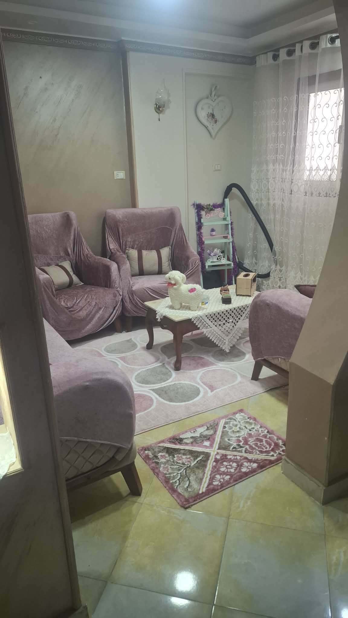 شقه في شارع إبراهيم العوامي شقه عريس العجمي لدواعي السفر  الاسكندريه   توضيب سوبر لوكس  المساحه ٨٥ متر عداد غاز قديم وعداد كهرباء قديم والمياه مجمع بس المقايسه مدفوعه الدور التاني الرسبشن قطعتين وغرفتين وطرقه توزيع التواصل واتس  المطبخ أمريكاني  الحمام كب