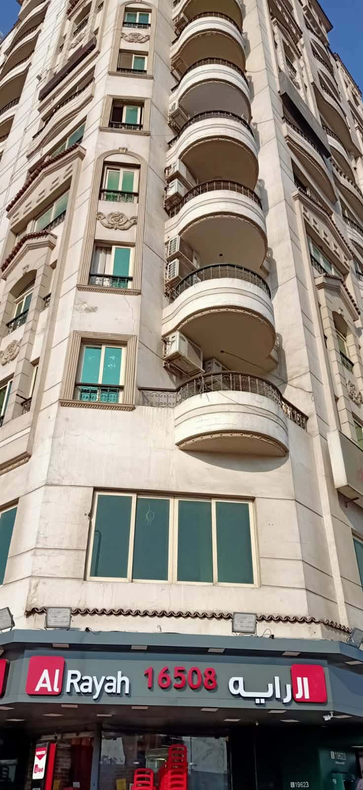 🔥 فرصة مميزة للسكن والاستثمار بمدينة نصر 🔥 شقة 200م بالمنطقة الثامنة، برج ناصية بفيو رئيسي مفتوح بالكامل، سوبر لوكس، 3 غرف نوم، ريسبشن قطعتين، مسجلة بالشهر العقاري ولها حصة في الأرض – مباني 2013 – بسعر 5,650,000 جنيه فقط!