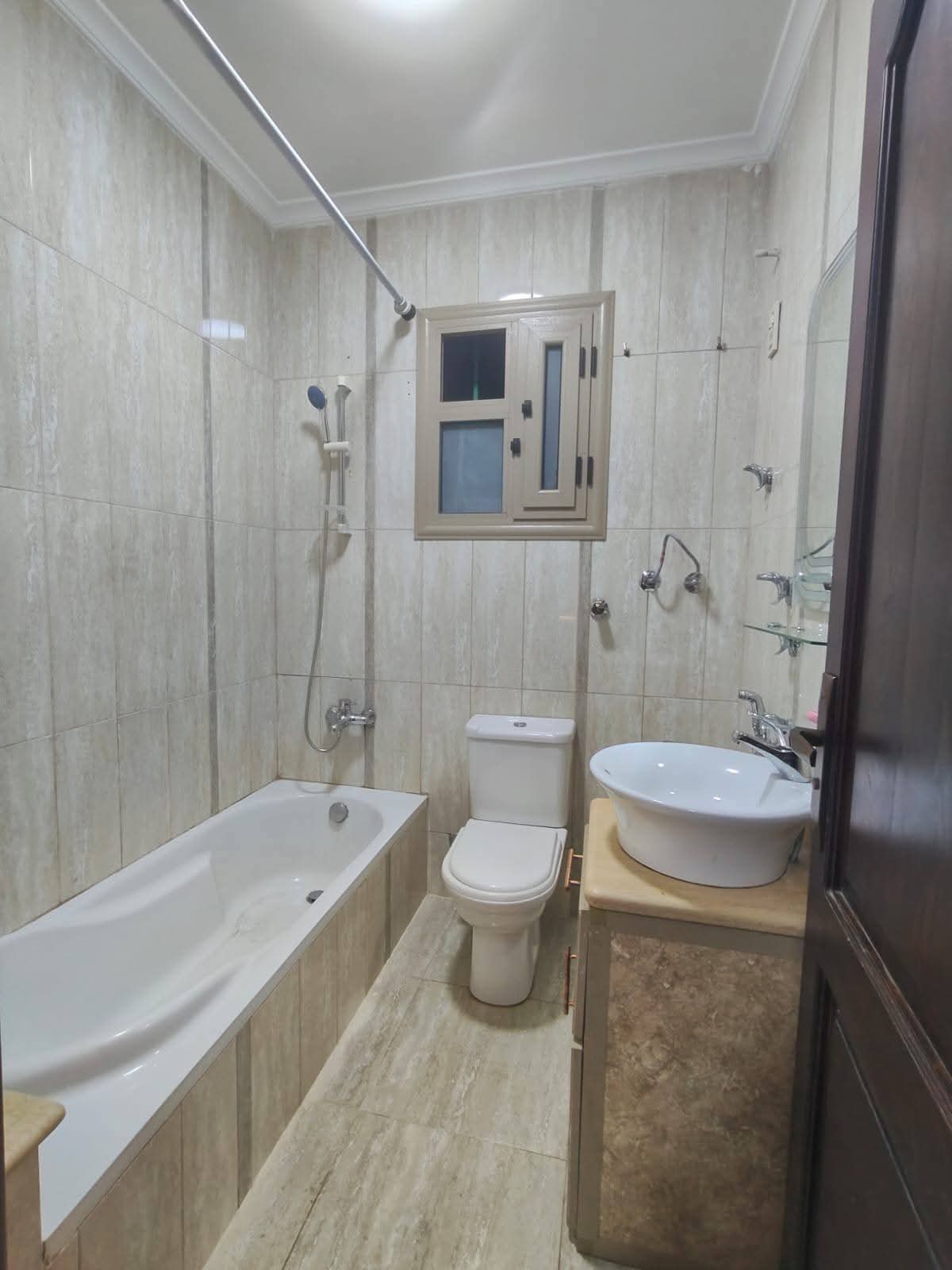 🏡 فرصة مميزة في قلب ميامي.. شقة 130م بواجهة بحرية في برج حديث ومدخل فندقي!