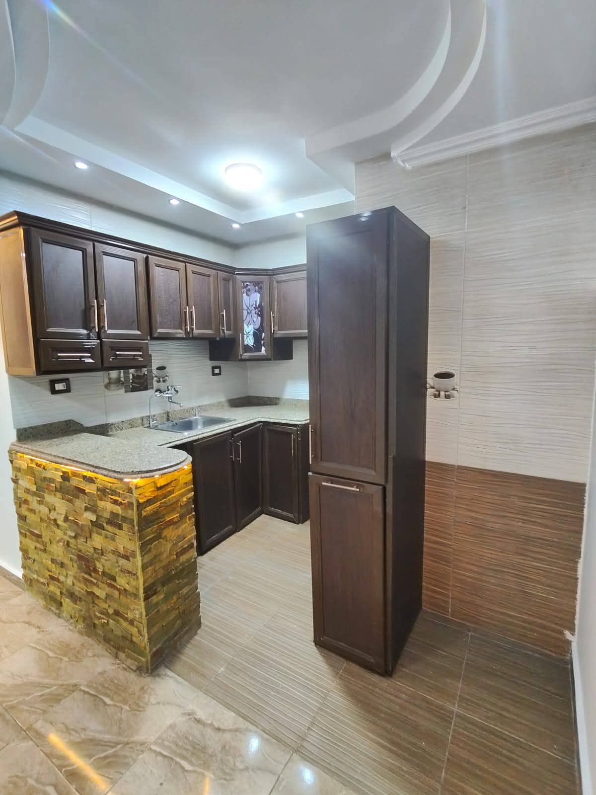 🏡 فرصة مميزة في قلب ميامي.. شقة 130م بواجهة بحرية في برج حديث ومدخل فندقي!