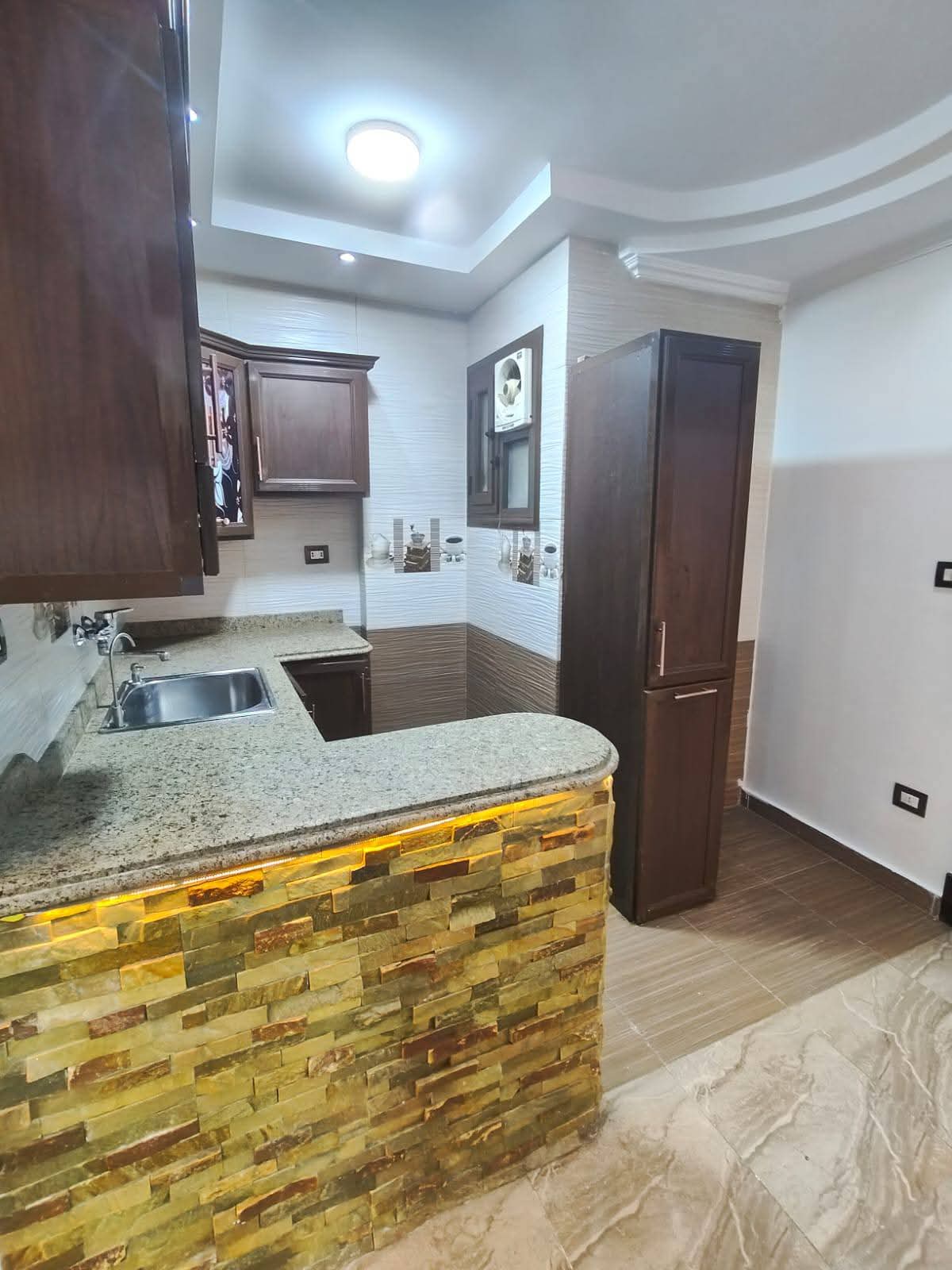 🏡 فرصة مميزة في قلب ميامي.. شقة 130م بواجهة بحرية في برج حديث ومدخل فندقي!