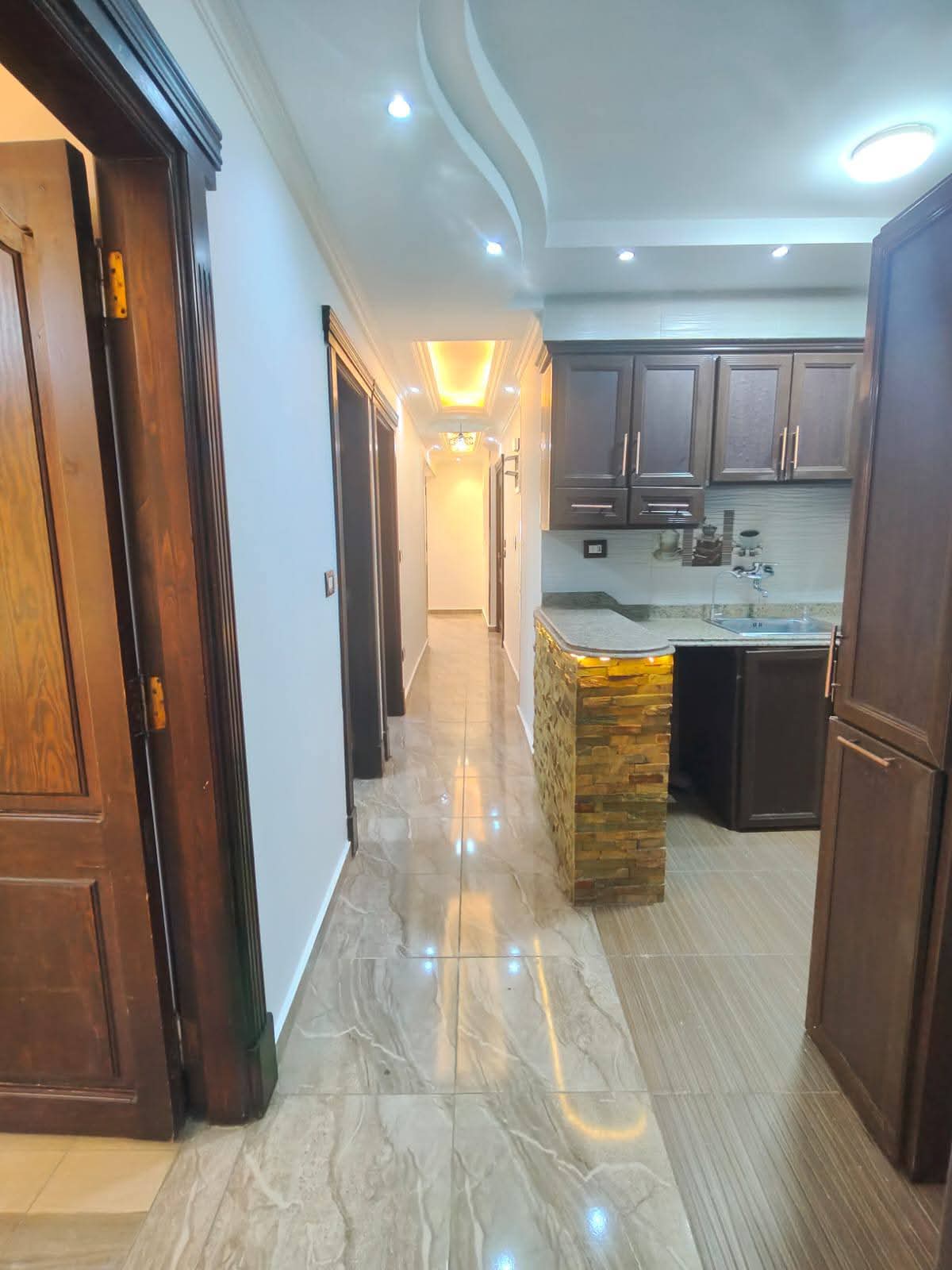 🏡 فرصة مميزة في قلب ميامي.. شقة 130م بواجهة بحرية في برج حديث ومدخل فندقي!