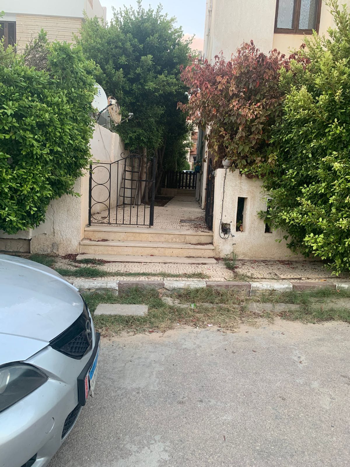 شاليه ارضي بجنينه ١٠٠ متر بالحنينه ٢ غرفه ١ حمام مطبخ اميركان رسيبشن تاني صف من البسين جنب الخدمات القريه بها خدمات مخبز عيش مخبز فول وطعمية مطعم مشويات مطعم بيتزا وفطائر فكهاني وخضري مطعم سمك ٢ حمام سباحه كبير شاطى رملي  قريه مصر الجديده الشهيره ب عايده