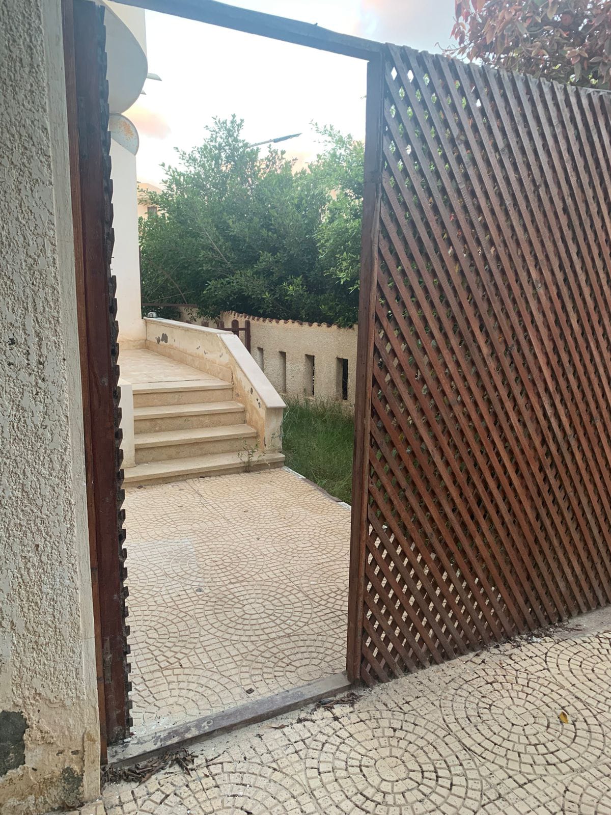 شاليه ارضي بجنينه ١٠٠ متر بالحنينه ٢ غرفه ١ حمام مطبخ اميركان رسيبشن تاني صف من البسين جنب الخدمات القريه بها خدمات مخبز عيش مخبز فول وطعمية مطعم مشويات مطعم بيتزا وفطائر فكهاني وخضري مطعم سمك ٢ حمام سباحه كبير شاطى رملي  قريه مصر الجديده الشهيره ب عايده