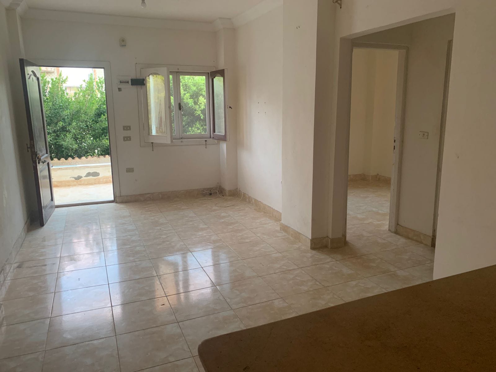 شاليه ارضي بجنينه ١٠٠ متر بالحنينه ٢ غرفه ١ حمام مطبخ اميركان رسيبشن تاني صف من البسين جنب الخدمات القريه بها خدمات مخبز عيش مخبز فول وطعمية مطعم مشويات مطعم بيتزا وفطائر فكهاني وخضري مطعم سمك ٢ حمام سباحه كبير شاطى رملي  قريه مصر الجديده الشهيره ب عايده