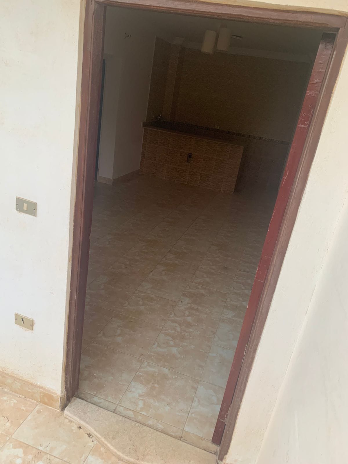 شاليه ارضي بجنينه ١٠٠ متر بالحنينه ٢ غرفه ١ حمام مطبخ اميركان رسيبشن تاني صف من البسين جنب الخدمات القريه بها خدمات مخبز عيش مخبز فول وطعمية مطعم مشويات مطعم بيتزا وفطائر فكهاني وخضري مطعم سمك ٢ حمام سباحه كبير شاطى رملي  قريه مصر الجديده الشهيره ب عايده
