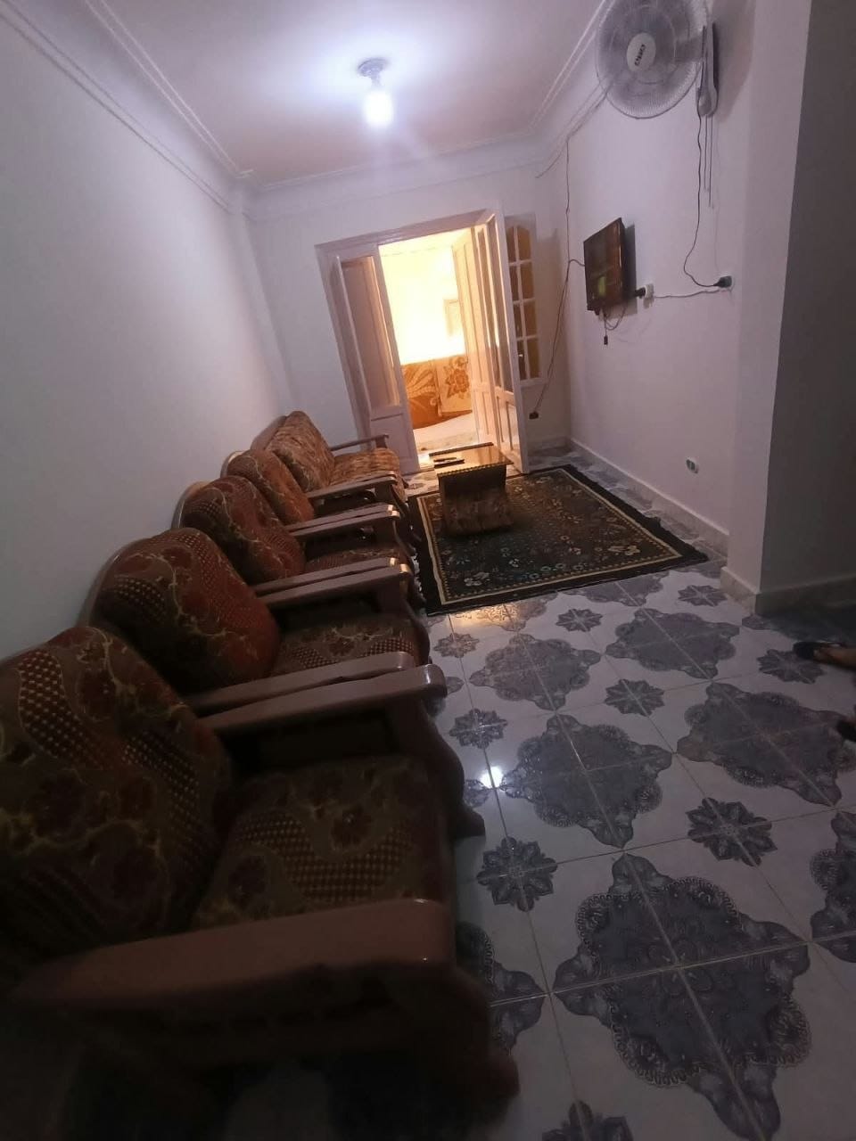 🔥 فرصة لقطة في قلب البيطاش.. شقة واسعة ومنورة على الشارع الرئيسي مباشرة 🏢✨