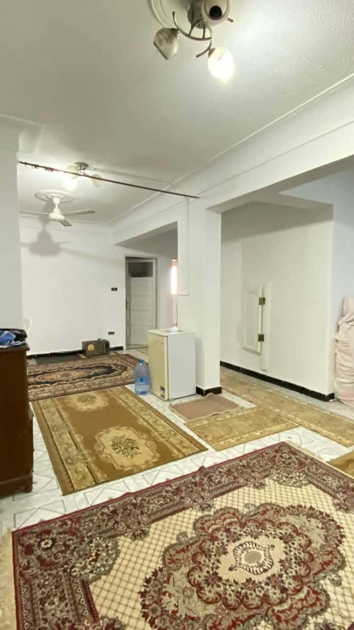 🔥 فرصة لقطة في قلب البيطاش.. شقة واسعة ومنورة على الشارع الرئيسي مباشرة 🏢✨