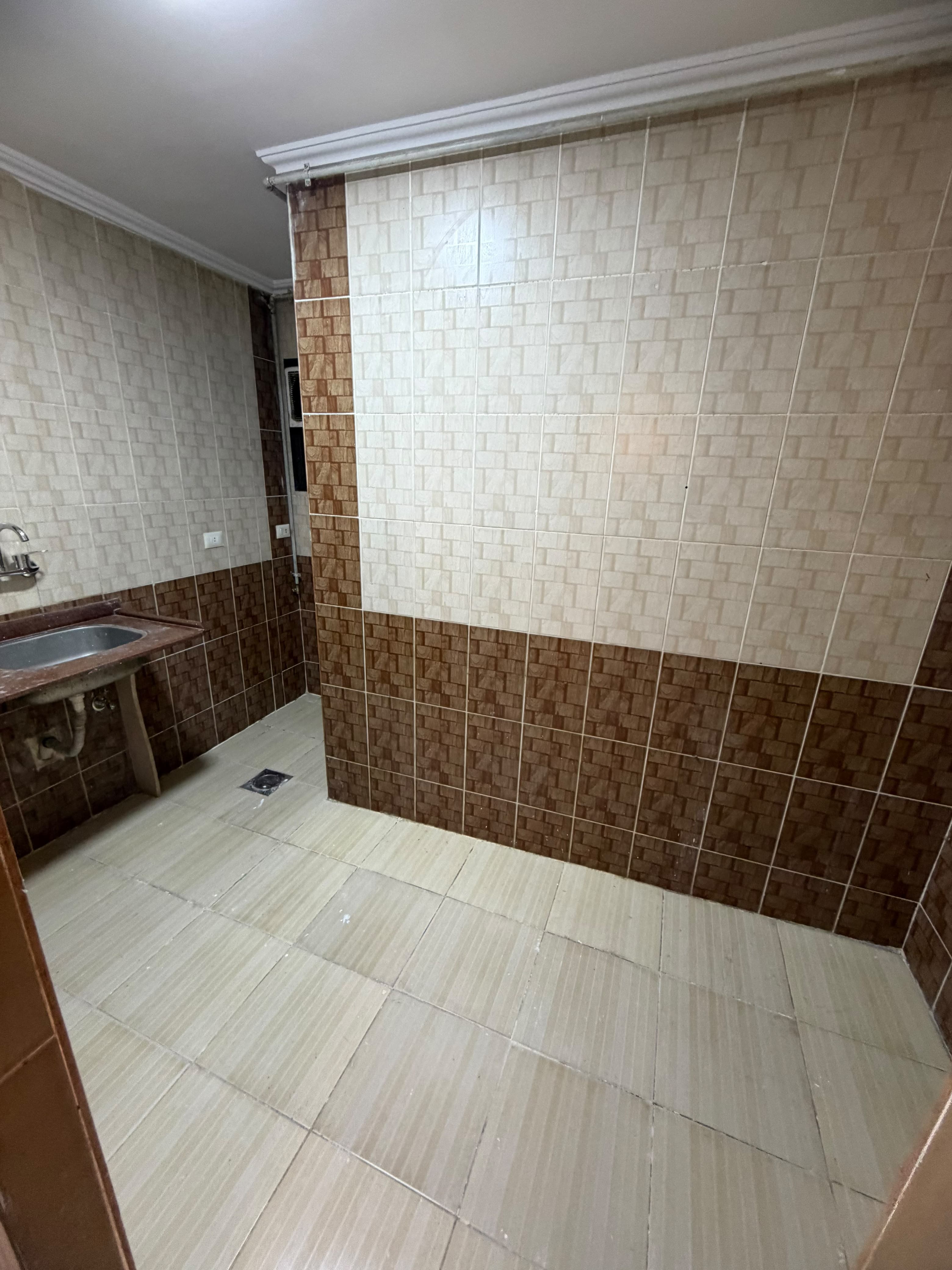 شقة للبيع 193م في رشدي بالإسكندرية – خطوات من الترام، مرخصة ودور أول