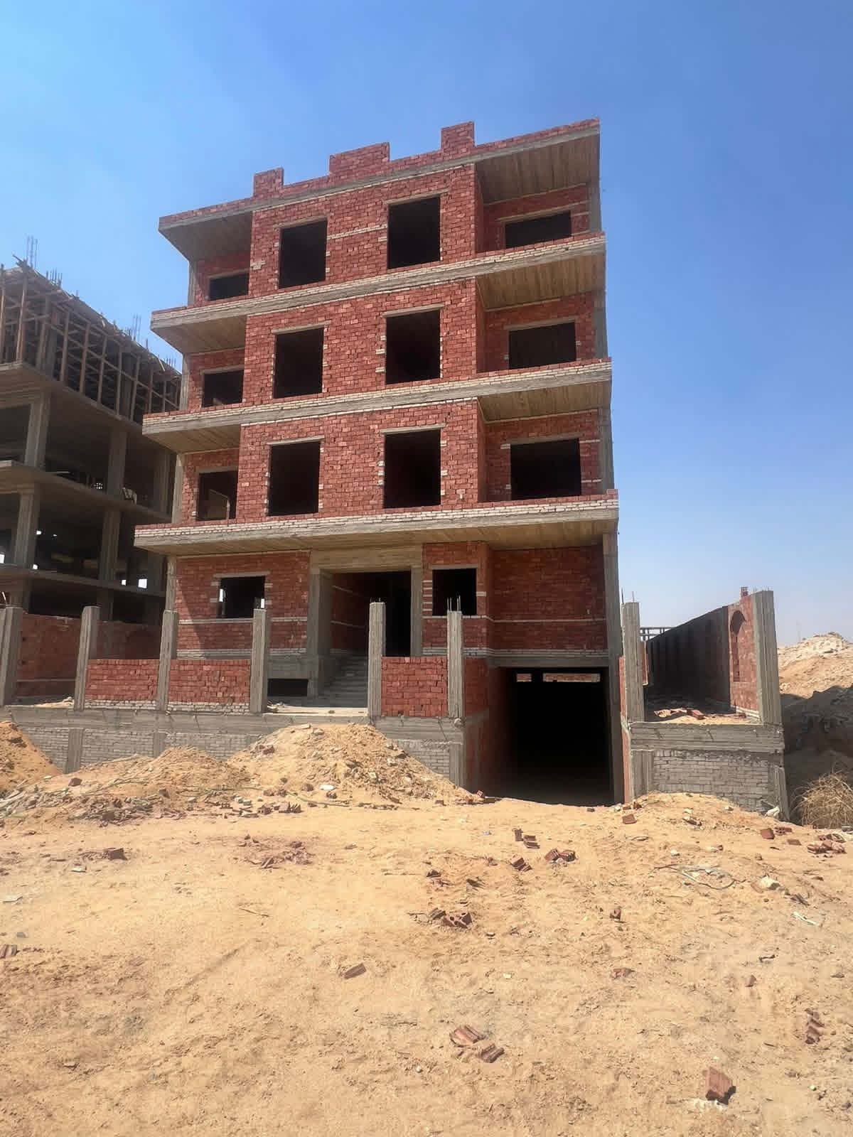 عمارة للبيع بشمال الرحاب موقع مميز على طريق السويس