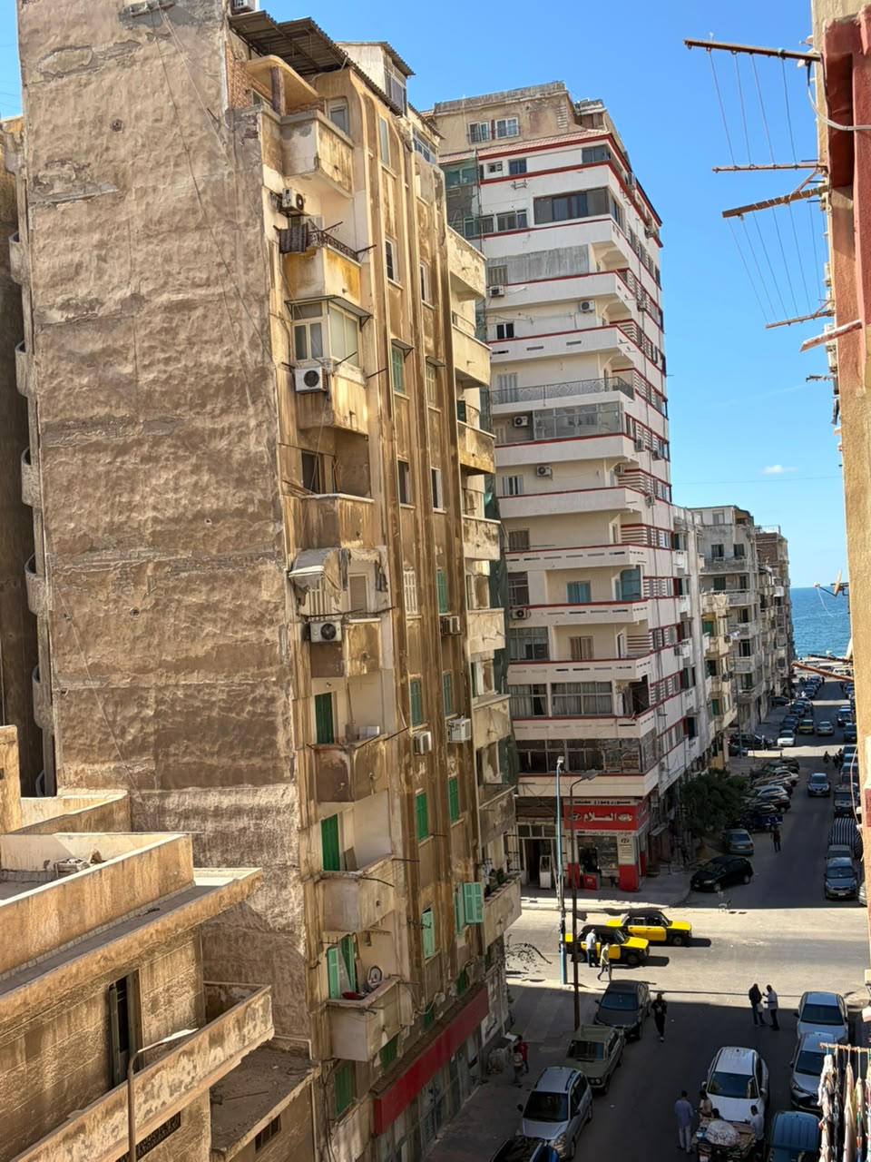 🏛️ **امتلك شقة استثنائية في قلب الشاطبي الراقي.. فخامة ومساحة وإطلالة على 3 نواصي!** ✨  📍 شارع أريستون – الشاطبي عقد أزرق وحصة عقارية | تشطيب ألترا لوكس