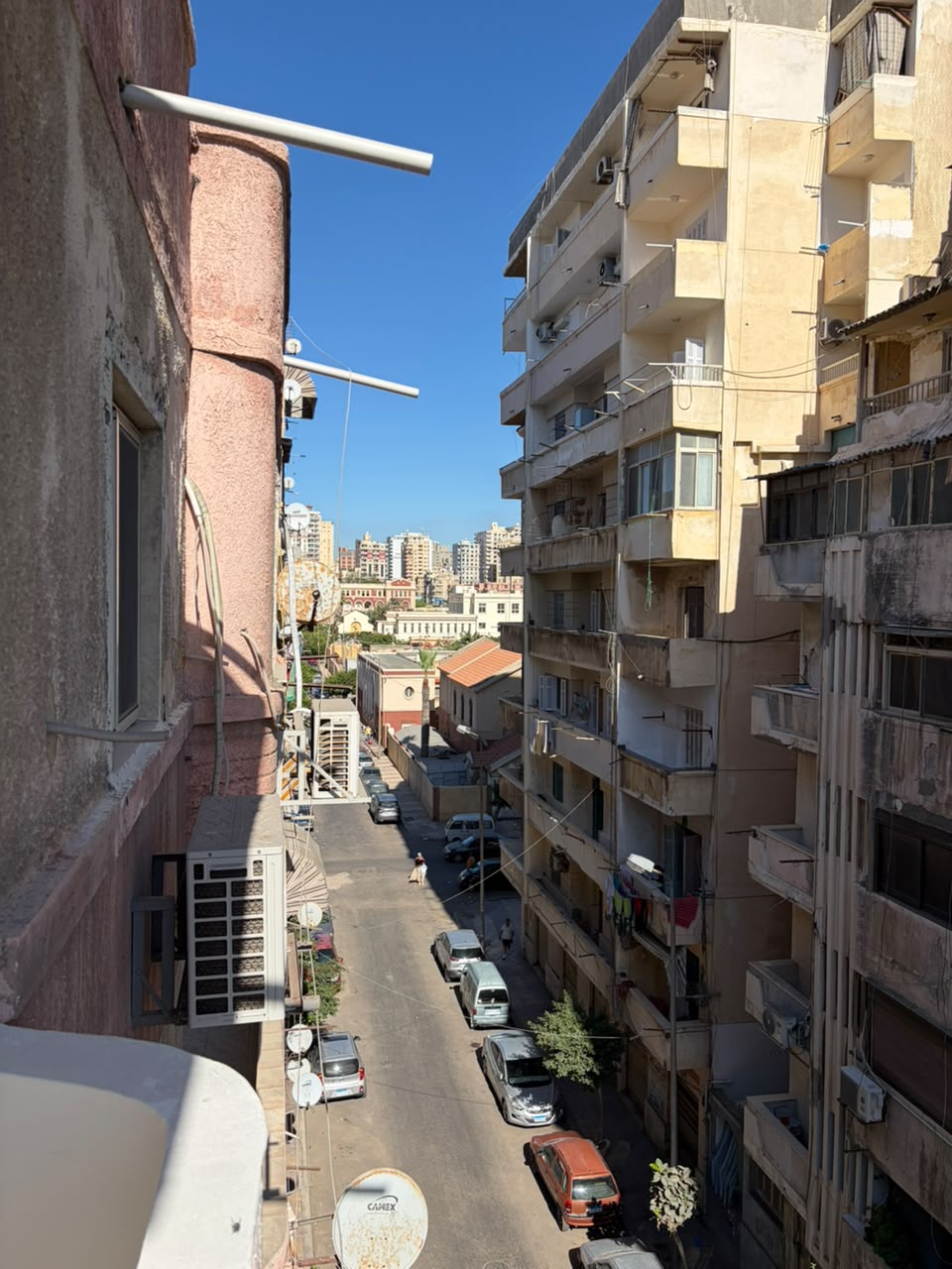 🏛️ **امتلك شقة استثنائية في قلب الشاطبي الراقي.. فخامة ومساحة وإطلالة على 3 نواصي!** ✨  📍 شارع أريستون – الشاطبي عقد أزرق وحصة عقارية | تشطيب ألترا لوكس