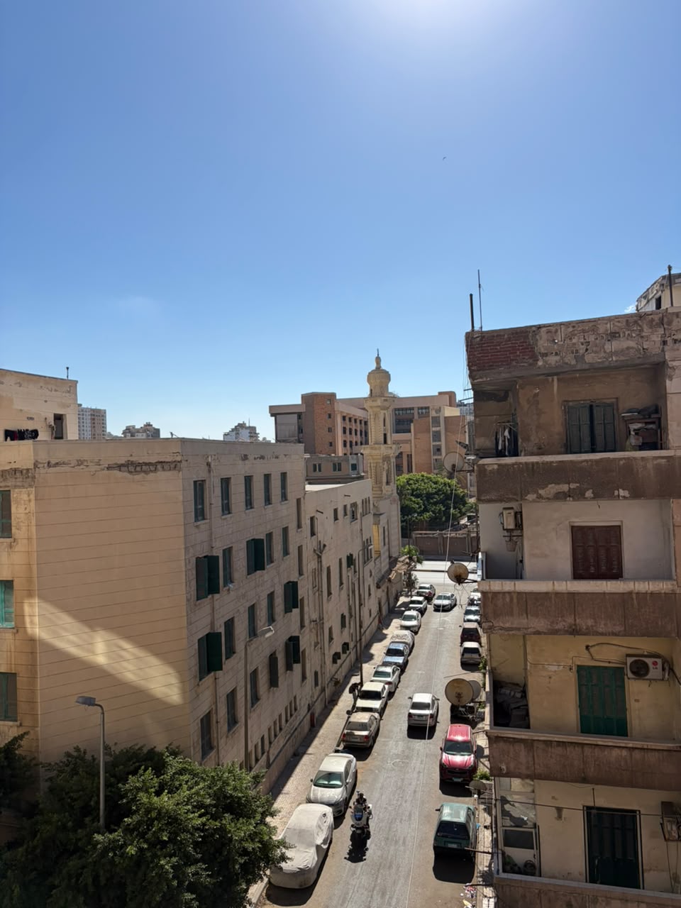 🏛️ **امتلك شقة استثنائية في قلب الشاطبي الراقي.. فخامة ومساحة وإطلالة على 3 نواصي!** ✨  📍 شارع أريستون – الشاطبي عقد أزرق وحصة عقارية | تشطيب ألترا لوكس
