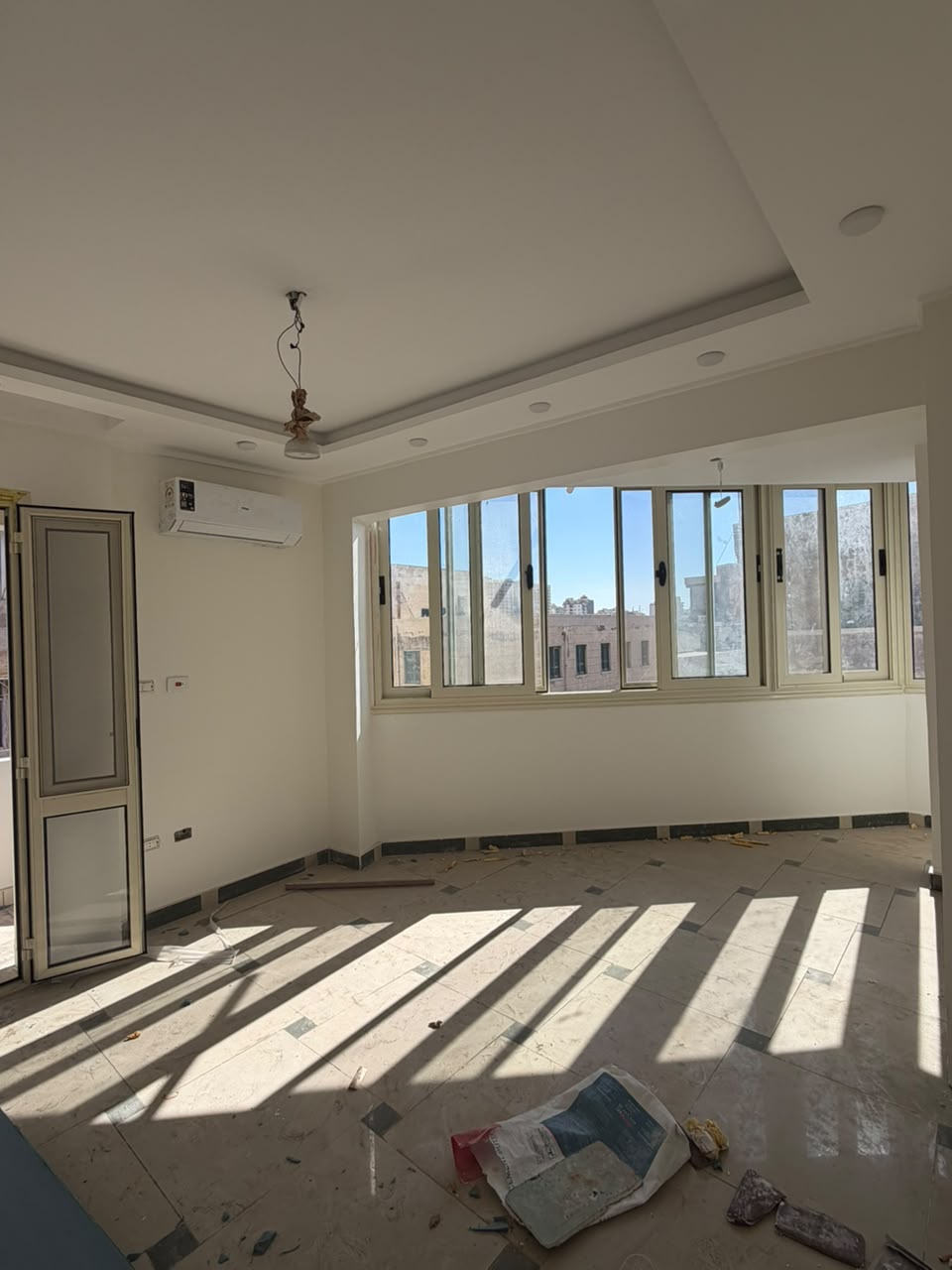🏛️ **امتلك شقة استثنائية في قلب الشاطبي الراقي.. فخامة ومساحة وإطلالة على 3 نواصي!** ✨  📍 شارع أريستون – الشاطبي عقد أزرق وحصة عقارية | تشطيب ألترا لوكس