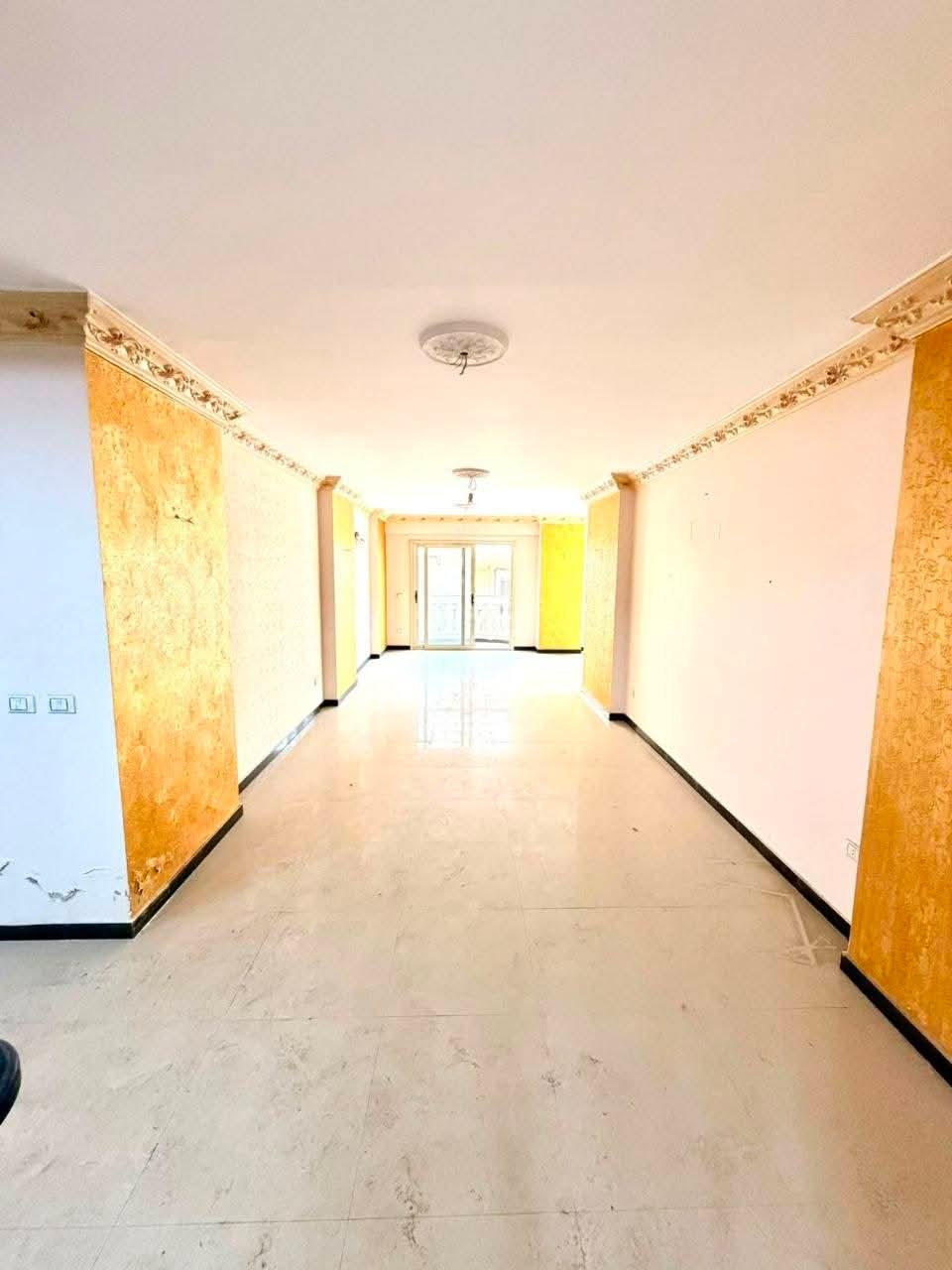 🌊 رفاهية السكن تبدأ من العنوان… شقة ناصية بڤيو البحر في كامب شيزار! ✨