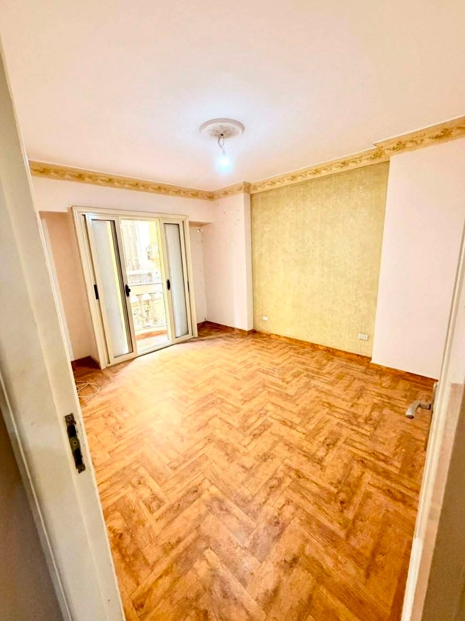 🌊 رفاهية السكن تبدأ من العنوان… شقة ناصية بڤيو البحر في كامب شيزار! ✨