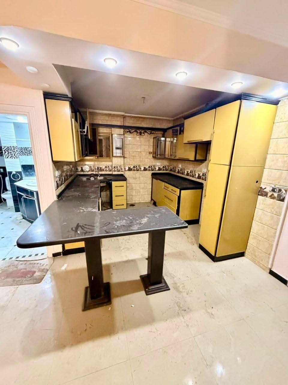 🌊 رفاهية السكن تبدأ من العنوان… شقة ناصية بڤيو البحر في كامب شيزار! ✨
