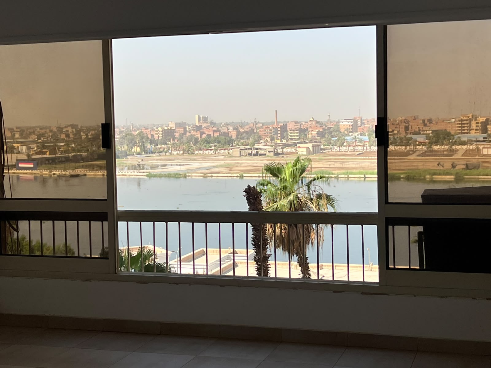 🌴 شقة فاخرة بإطلالة بحرية مباشرة