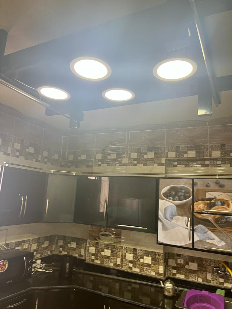 10 الرشيدى 🌟 وحدة سكنية مميزة بمساحة رائعة في قلب المندرة 🌟 📍 الموقع: المندرة – شارع الملك حفني الرئيسى 📐 المساحة: 145 متر 🏢 الدور: 10 🛏 التقسيم الداخلي: 3 غرف – ريسبشن – مطبخ – 2 حمام 🏗 سنة البناء: 2010 ⚡ المرافق والخدمات: الوحدة كاملة العدادات وا