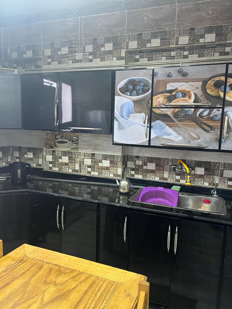 10 الرشيدى 🌟 وحدة سكنية مميزة بمساحة رائعة في قلب المندرة 🌟 📍 الموقع: المندرة – شارع الملك حفني الرئيسى 📐 المساحة: 145 متر 🏢 الدور: 10 🛏 التقسيم الداخلي: 3 غرف – ريسبشن – مطبخ – 2 حمام 🏗 سنة البناء: 2010 ⚡ المرافق والخدمات: الوحدة كاملة العدادات وا